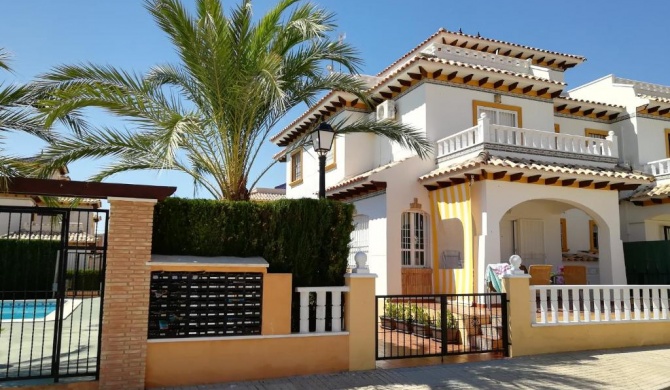 Luxury and comfort in La Marina, with sea views at El Pinet beach