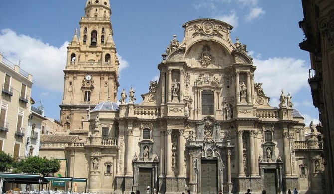 Nuevo junto a Catedral