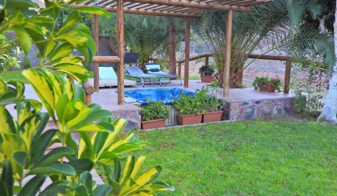 One bedroom house with jacuzzi enclosed garden and wifi at San Bartolome de Tirajana