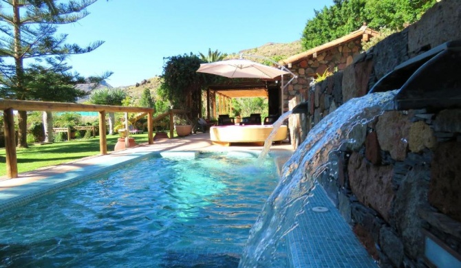 One bedroom villa with jacuzzi enclosed garden and wifi at San Bartolome de Tirajana