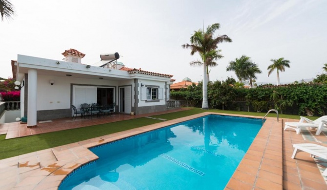 Villa Cosmos chalet con gran piscina y jardin privado