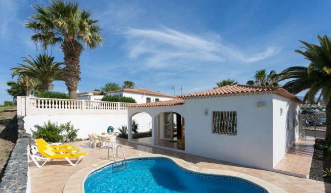 CASA AMARILLA sunny holiday home with heated pool