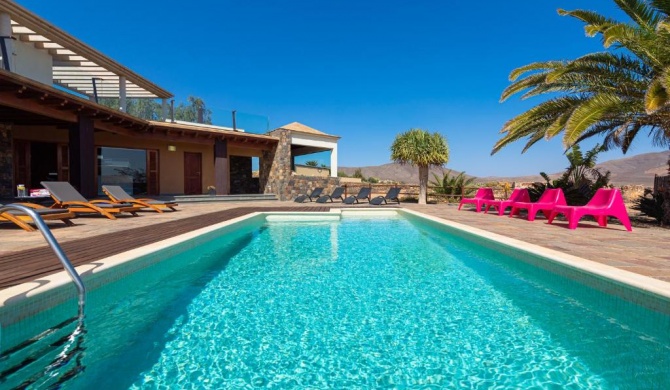 Oasis Villa with swimming pool in 4000m2 garden