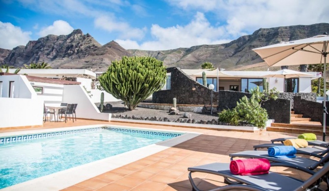 Casa Marquesa with private heated pool & sea views