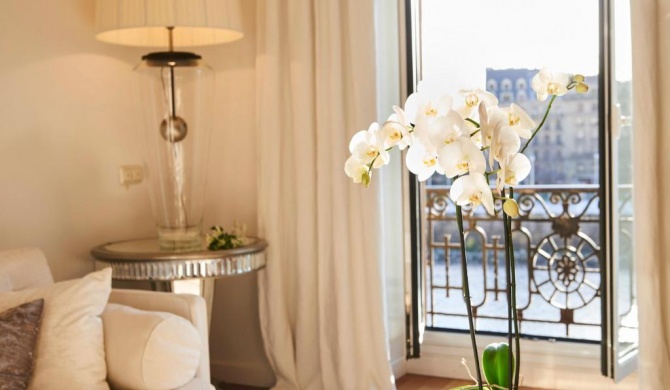 Deluxe Apt-Views to historic Maria Cristina Hotel