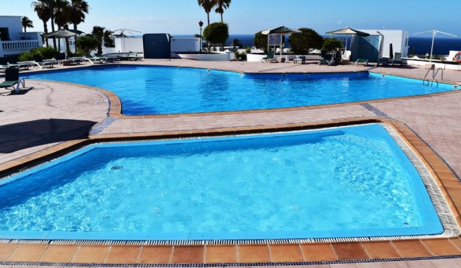 Puerto del Carmen center - New Apartment by the pool and private parking