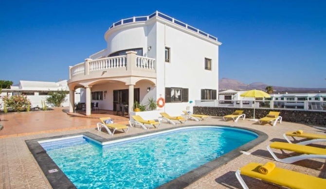 Puerto del Carmen Villa Sleeps 12 Pool Air Con WiFi