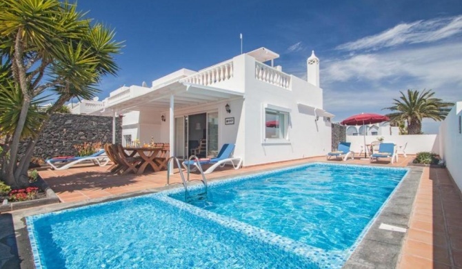 Puerto del Carmen Villa Sleeps 6 Pool WiFi