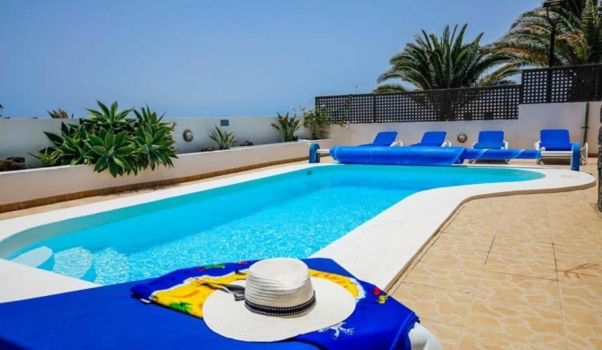 Puerto del Carmen Villa Sleeps 6 Pool WiFi