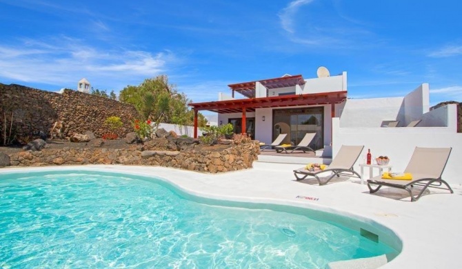 Puerto del Carmen Villa Sleeps 6 Pool WiFi