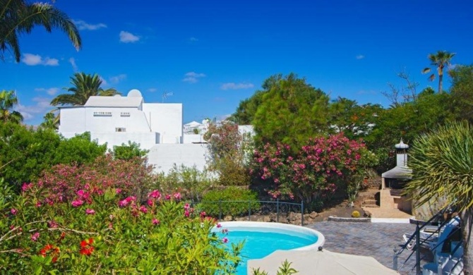 Puerto del Carmen Villa Sleeps 8 Pool Air Con WiFi