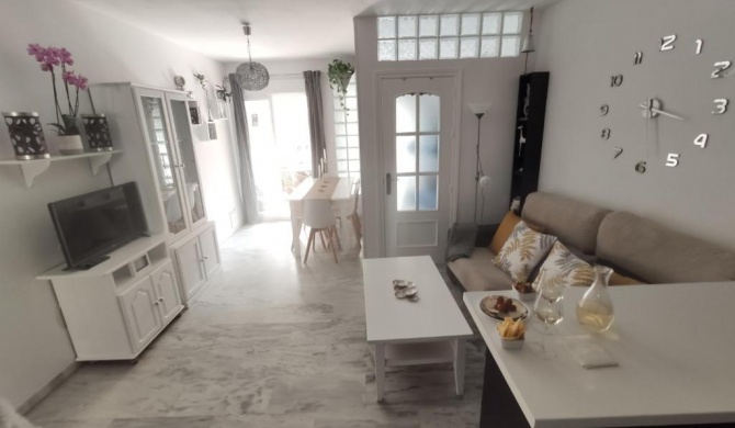 APARTAMENTO NUEVO A 50 M. DE LA PLAYA