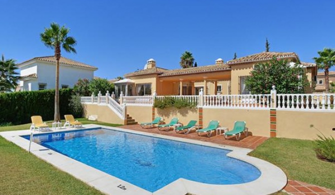 Malaga Villa Sleeps 8 Pool Air Con WiFi T801818